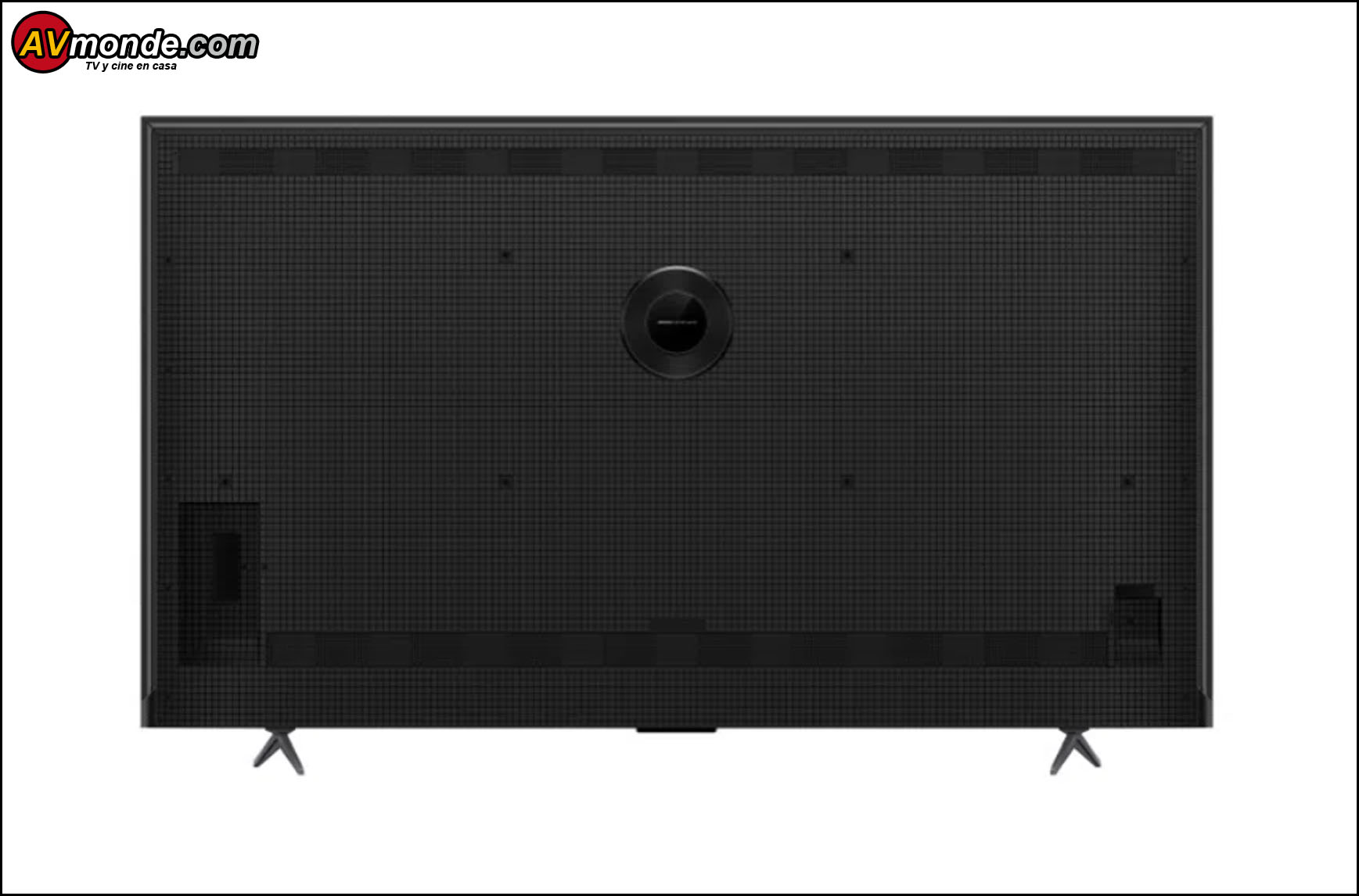 La parte trasera del TCL 85T8B destaca con un diseño elegante, donde el subwoofer central no solo realza su estética moderna, sino que también enriquece la calidad de sonido, proporcionando una experiencia auditiva inmersiva.